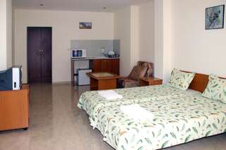 Отель Hotel Holiday Rodopi Созополь Двухместный номер с 2 отдельными кроватями и дополнительной кроватью-1
